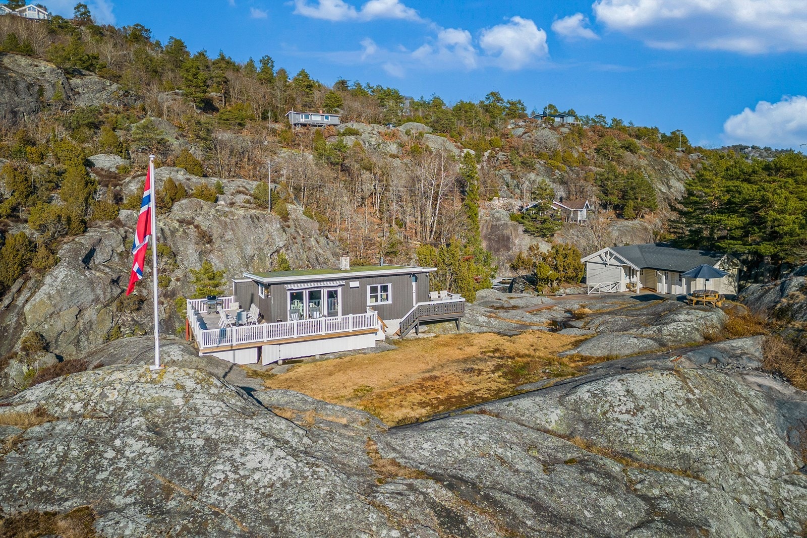 Øya er bebygget med hytte, innredet anneks og en frittstående utebod. Galleribilde