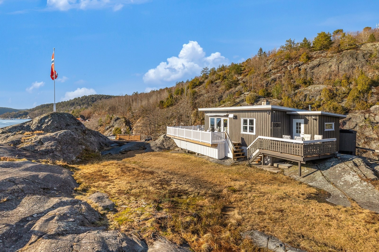 Det er også en koselig terrasse ved inngangspartiet. Galleribilde