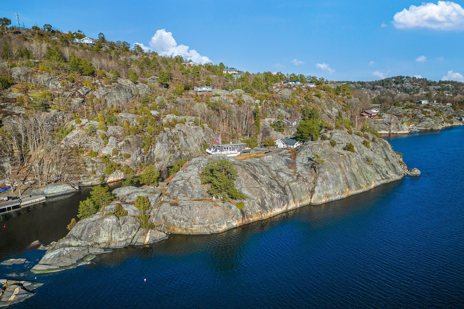 Fra øya er det ca. 2 km til Valle med marina, matbutikk, iskiosk, klesbutikk og restaurant. Galleribilde