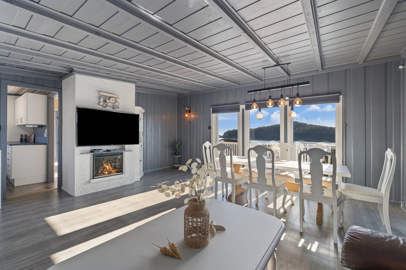 Stuen har elektrisk peis og god plass til både sofa, tv-løsning og langbord. Galleribilde