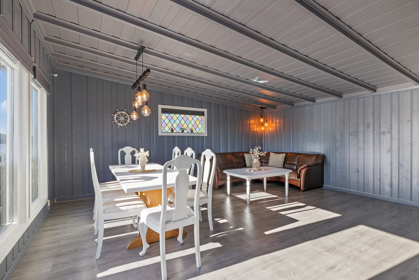 Stuen har skråhimling og på endeveggen er det et farget blyglassvindu som gir vakkert fargespill i sollyset. Galleribilde