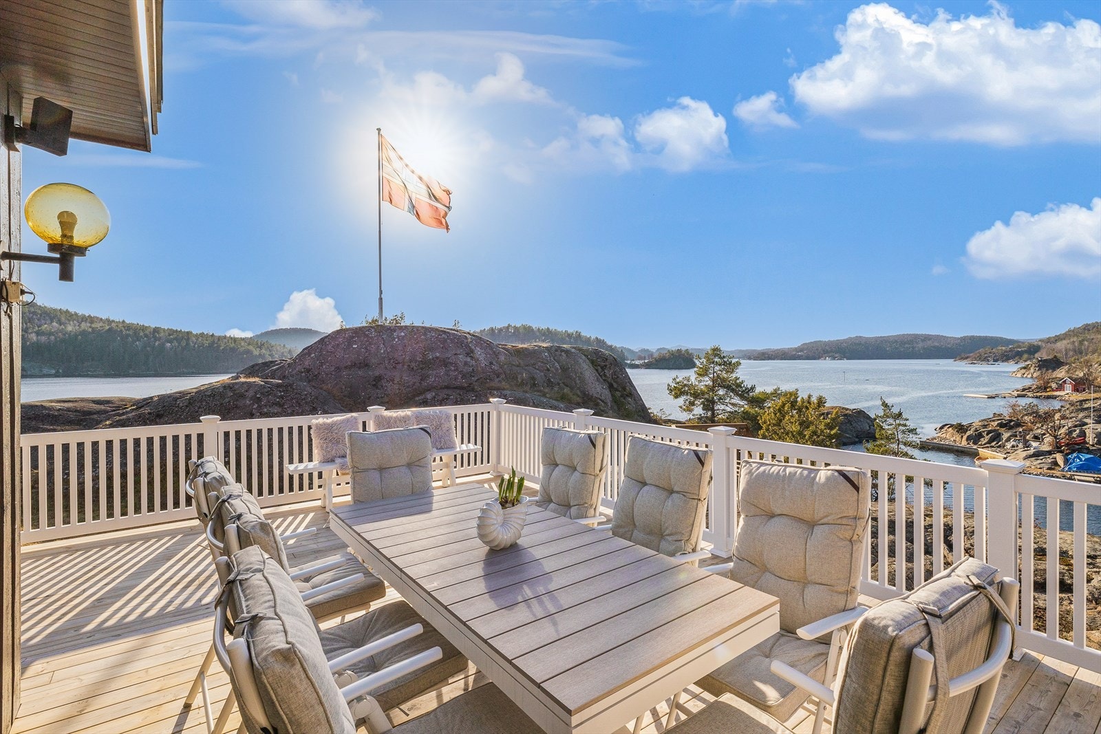 Rundt byggene på øya er det flere herlige uteplasser som gjør det lett å finne en lun plass i solen. Galleribilde