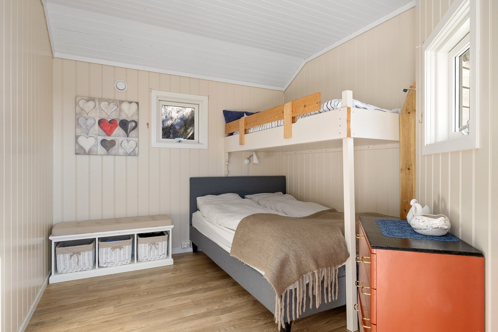 Annekset har tre romslige soverom, hvorav to har egne dører inn fra overbygget terrasse. Galleribilde