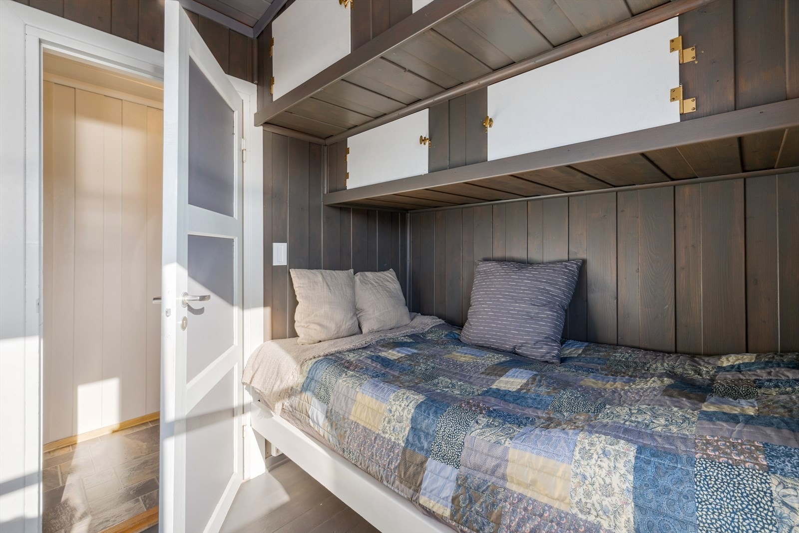 Under skapene er det en koselig sengeplass. Galleribilde