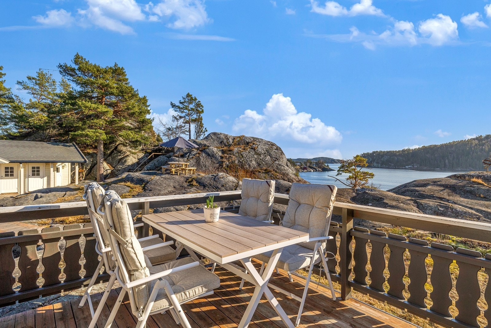 Utsikt fra terrassen ved inngangspartiet. Galleribilde