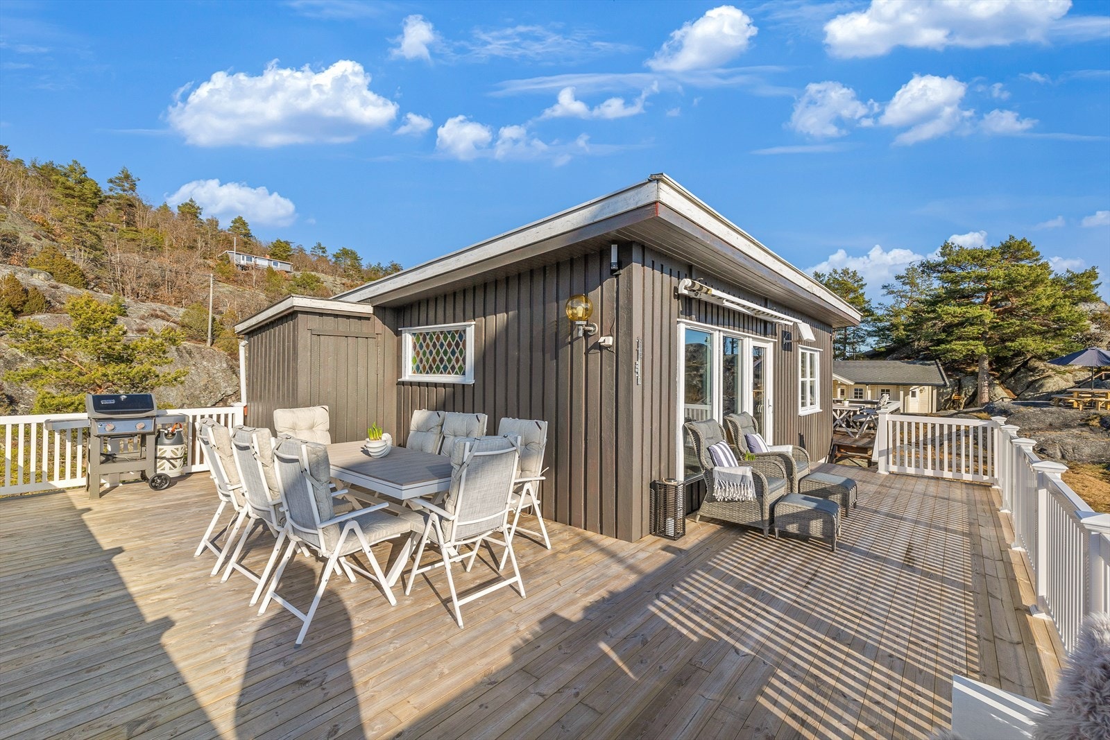 Fra stuen er det utgang til en hjørneterrasse. Galleribilde