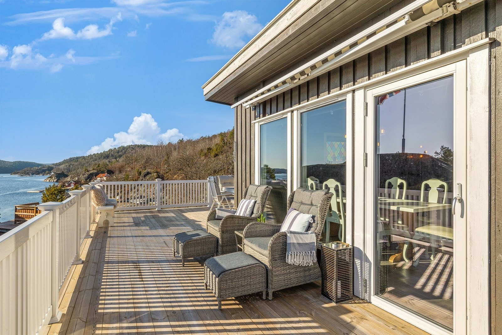 Over deler av terrassen er det en markise som skjermer for sol, men som også fungerer som et lunt tak om kvelden. Galleribilde