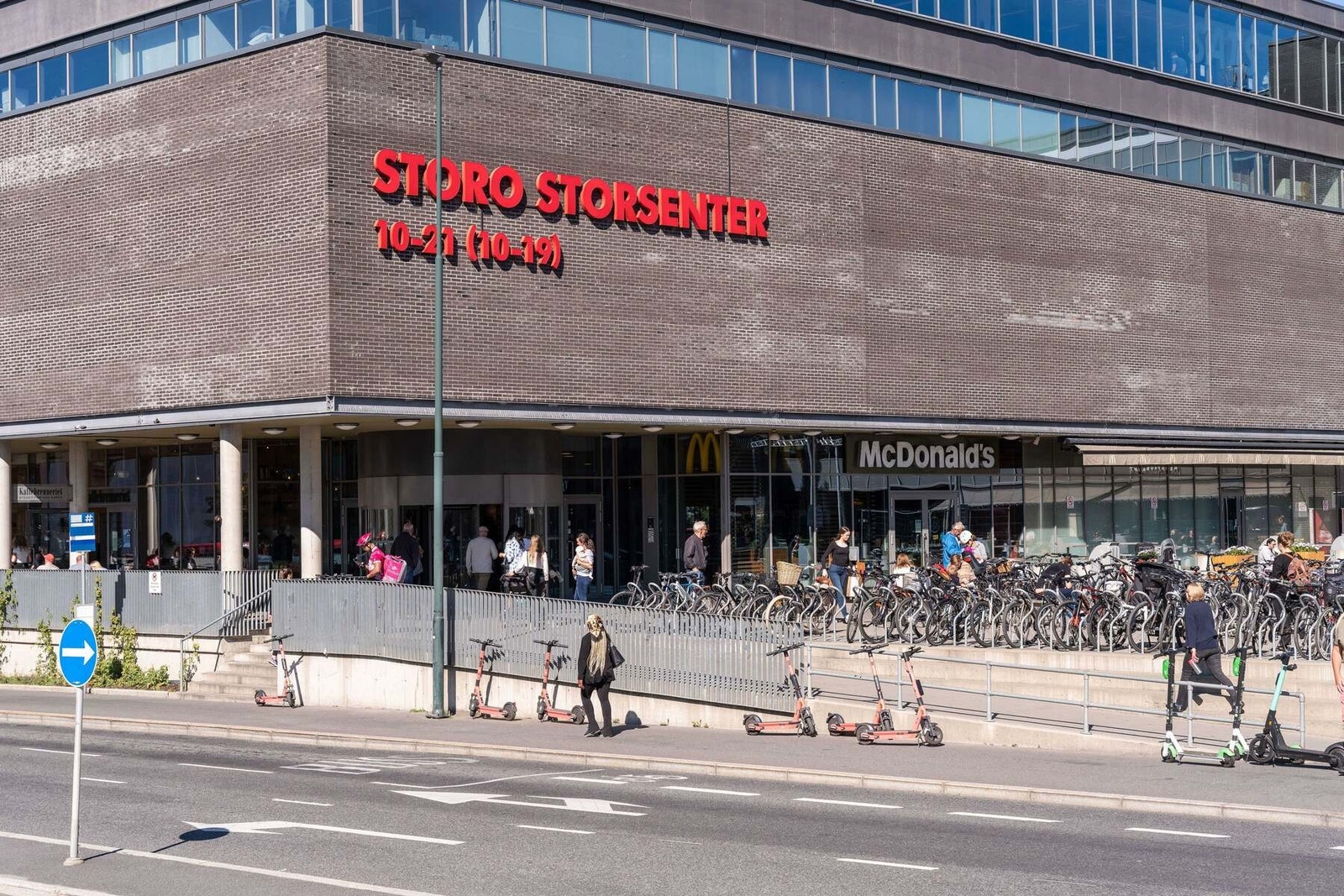 Om du skulle ønske å kjøpe nye klær eller nytt interiør til boligen, ligger Storo Storsenter et T-banestopp unna leiligheten. Galleribilde