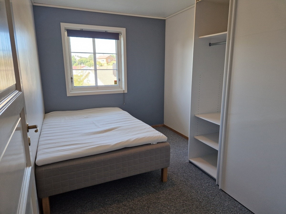 Lyst soverom med stort garderobeskap og 140cm seng.. Galleribilde