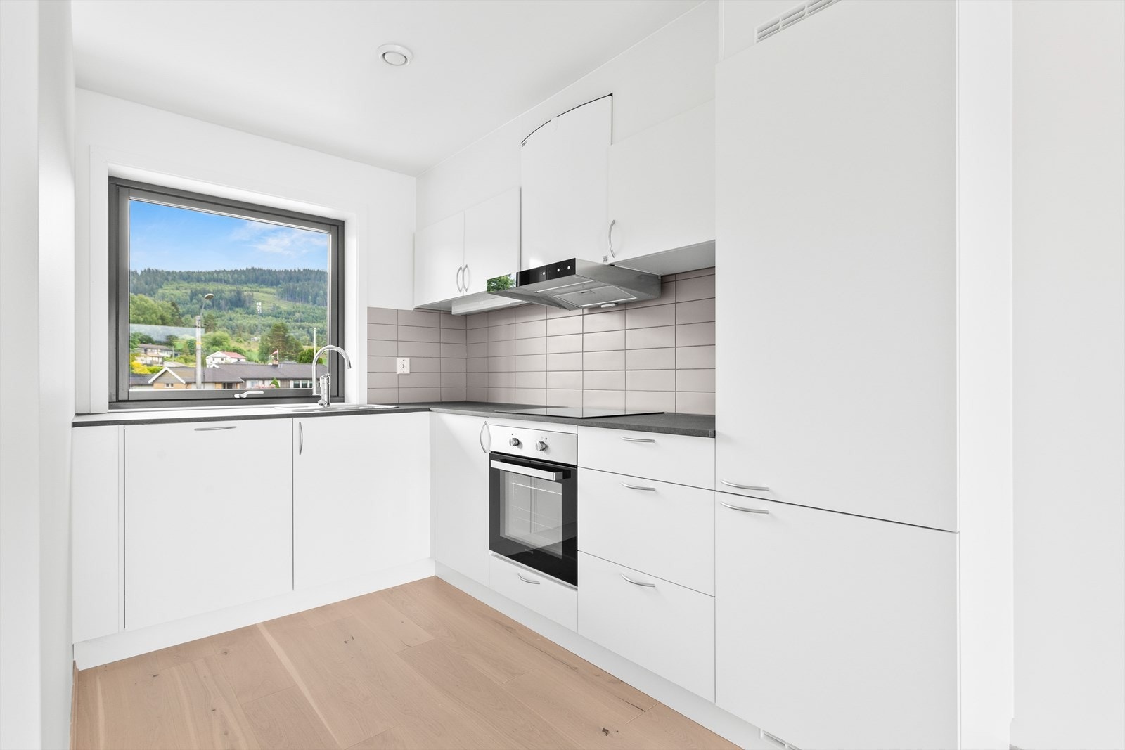 Moderne kjøkkeninnredning fra Kvik hvor det er godt med skap- og benkeplass. Galleribilde