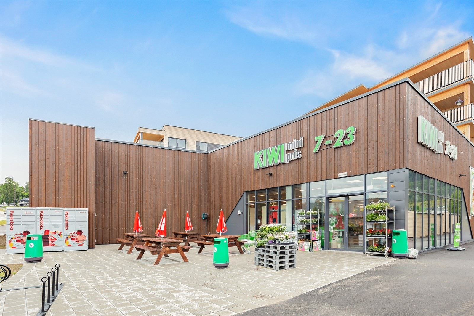 Dagligvarehandelen kan enkelt gjøres på Kiwi som ligger i samme bygg som leiligheten. Galleribilde