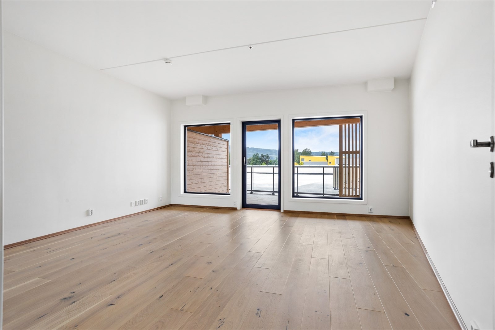 Leiligheten har store vindusflater som slipper inn rikelig med naturlig lys. Galleribilde