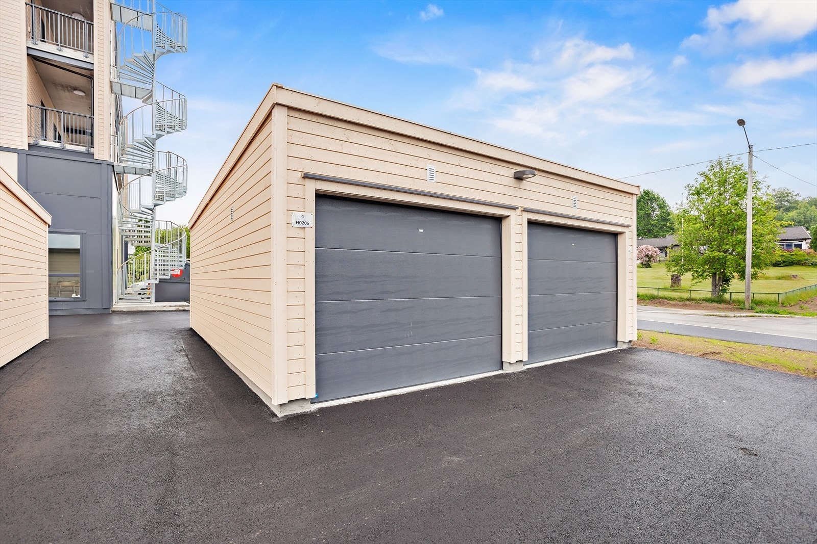 Parkeringen skjer enkelt i frittstående garasje. Det er en plass som følger med leiligheten. Galleribilde