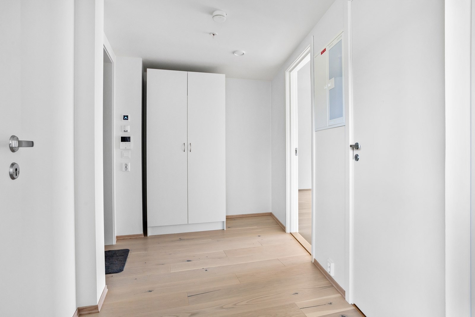 I gangen er det fin plass til å henge av seg yttertøyet. Galleribilde