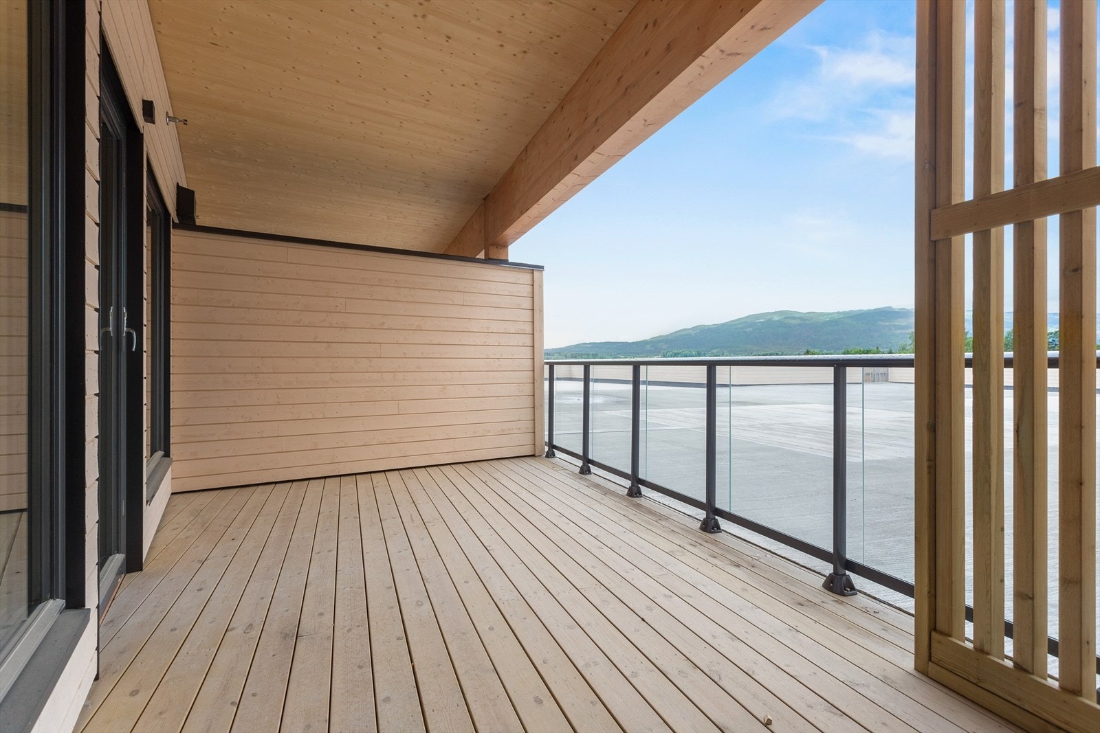 Her kan du nyte sommeren på privat terrasse. Galleribilde