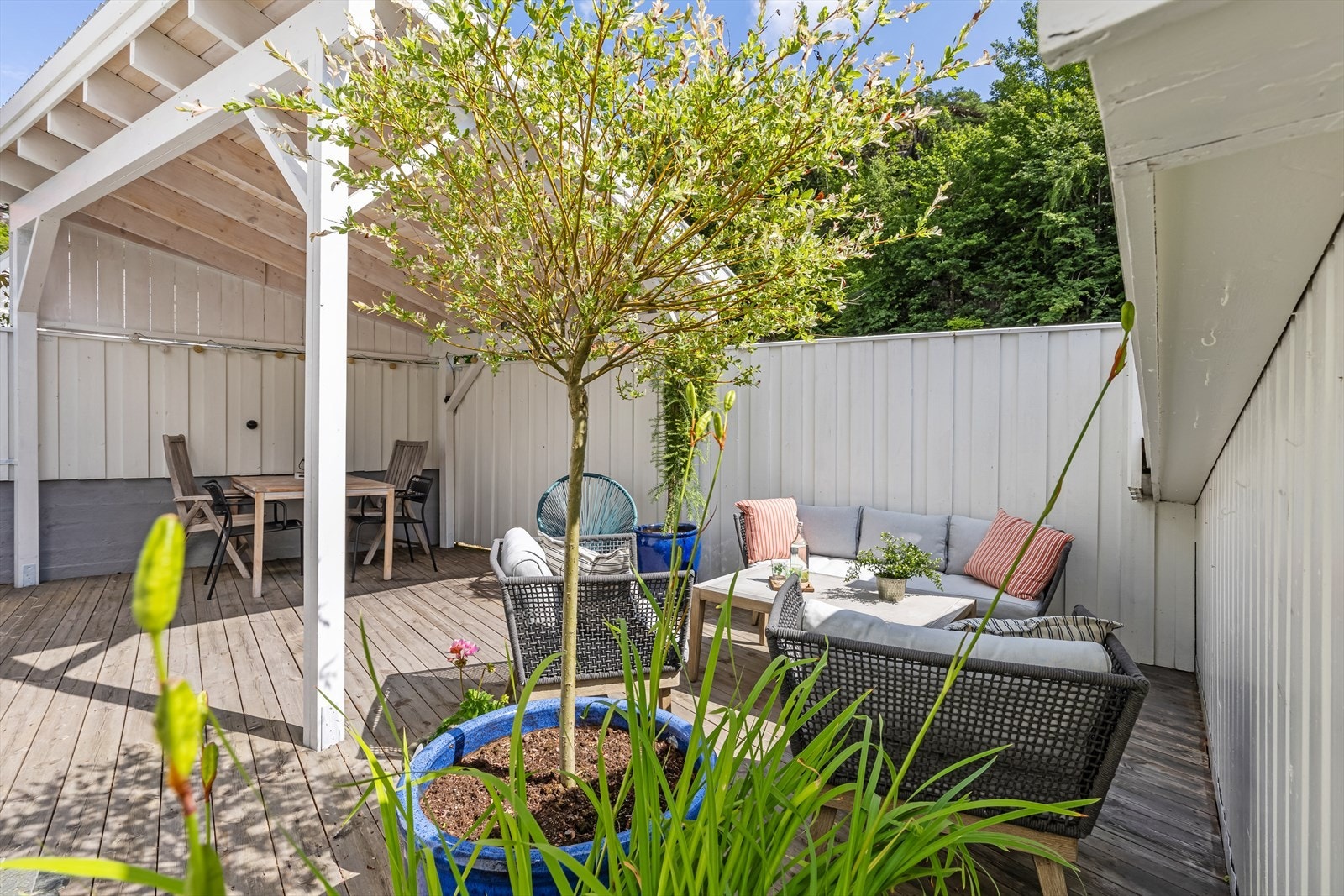 Hyggelige uteområder - overbygd tak over spisegruppe Galleribilde