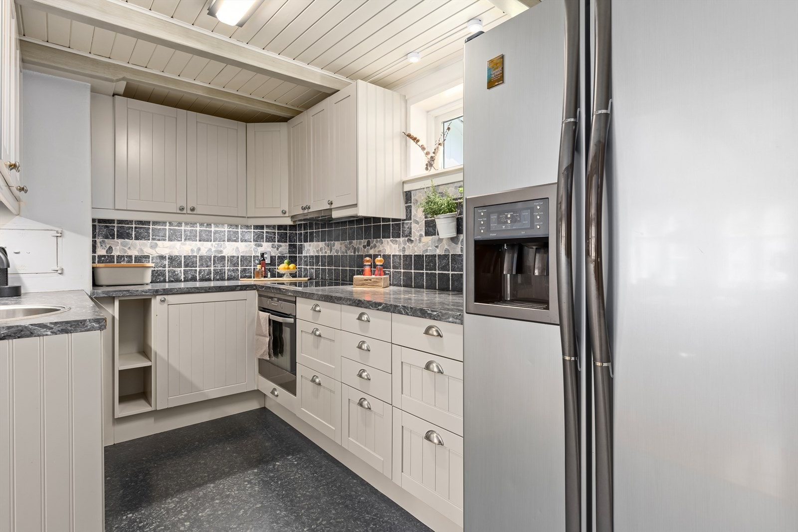 Kjøkken med delvis integrerte hvitevarer - godt med skapplass Galleribilde