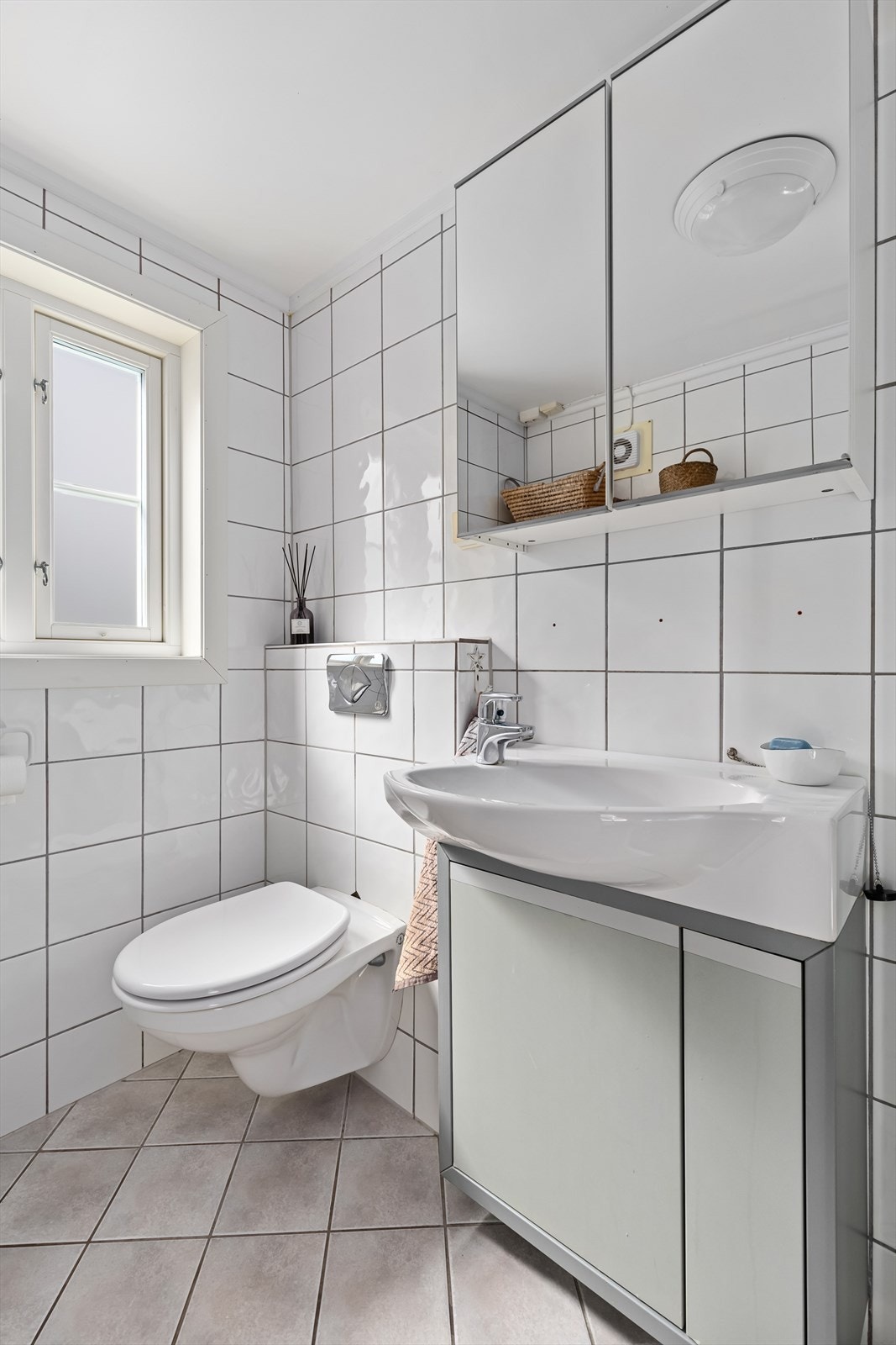 Badet er innredet med toalett, vask, dusjhjørne og har opplegg for vaskemaskin Galleribilde