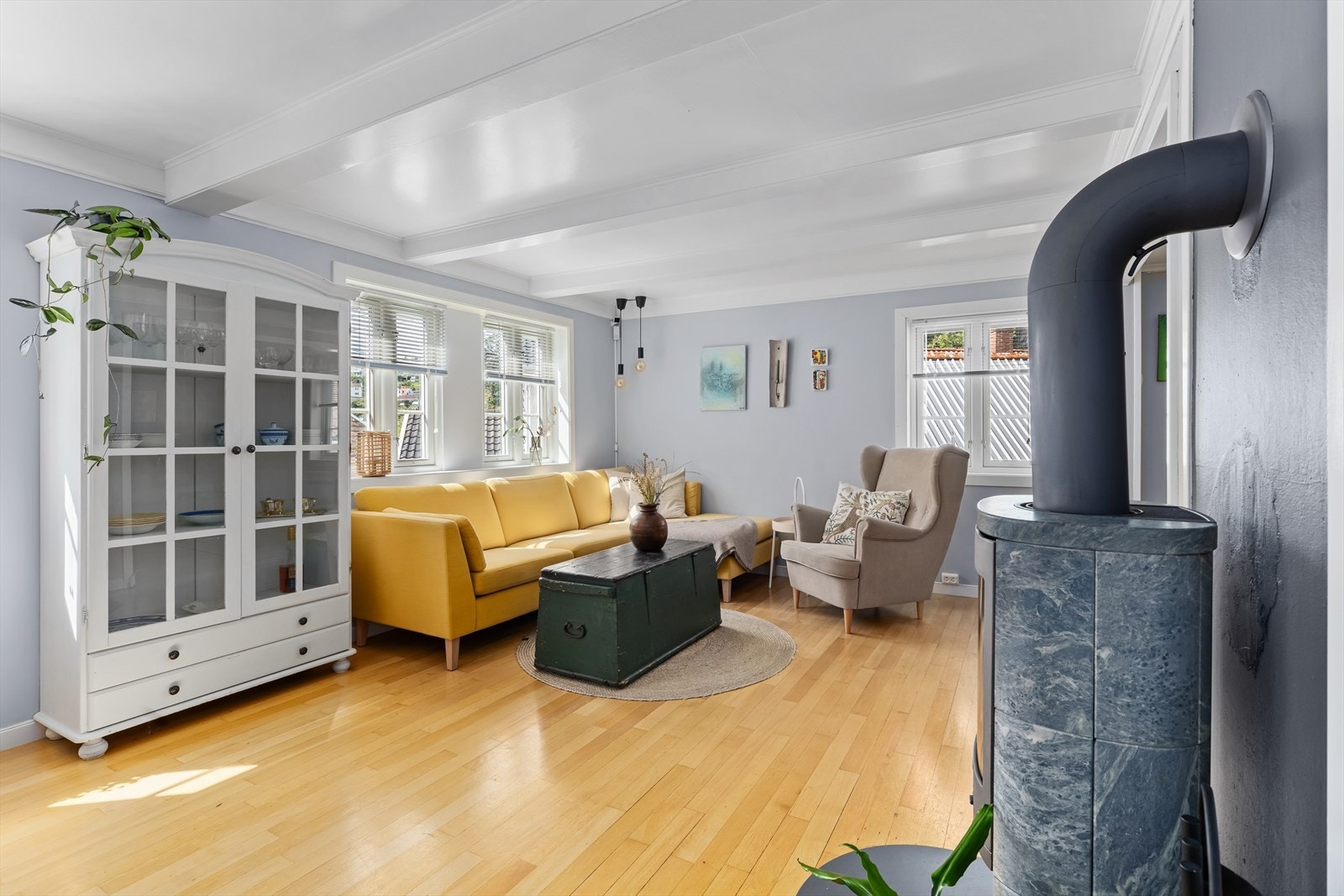 Lys og fin stue inndelt i flere soner, perfekt for tv-stue og spisestue Galleribilde