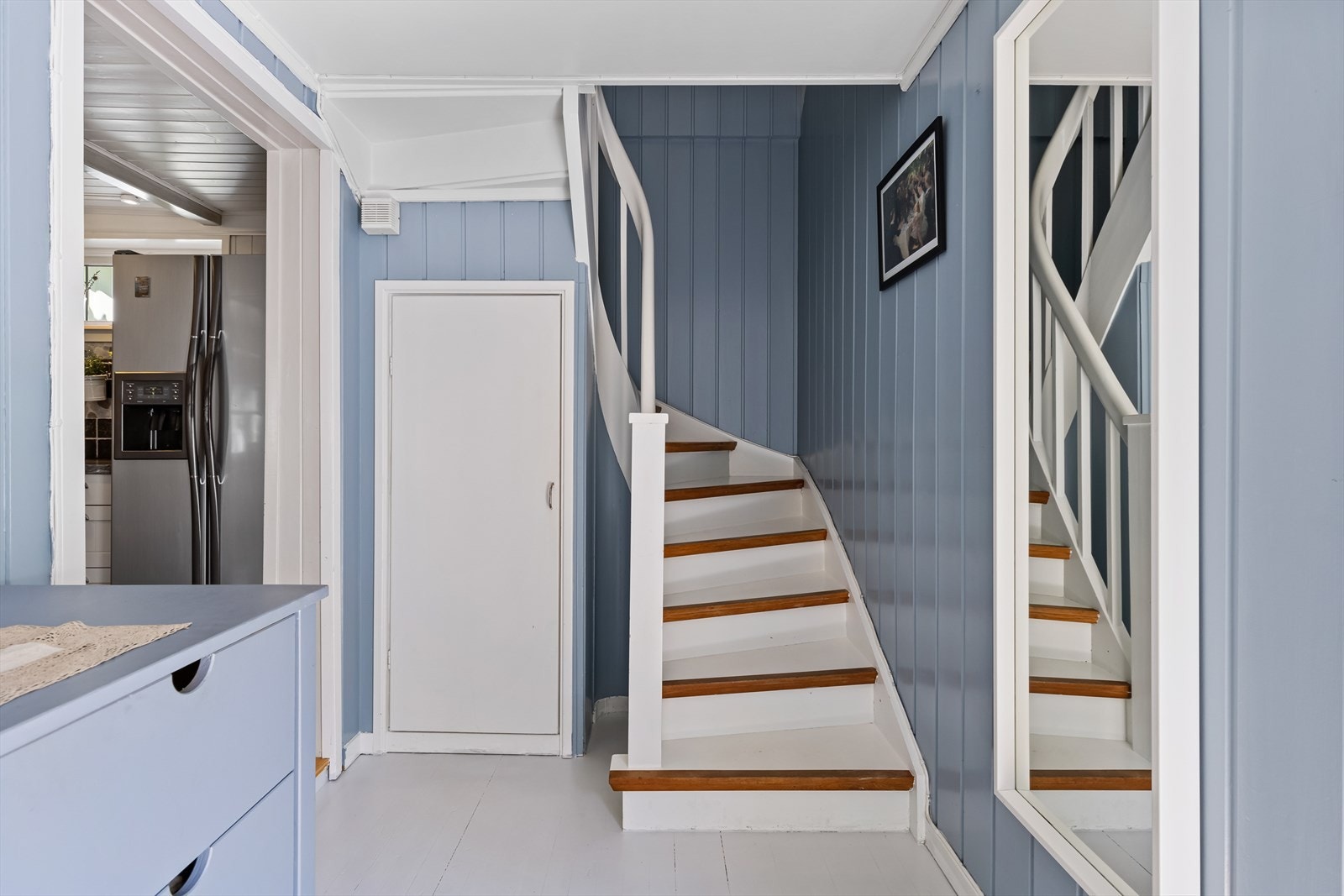 Koselig gang med adkomst til 2. etasje Galleribilde