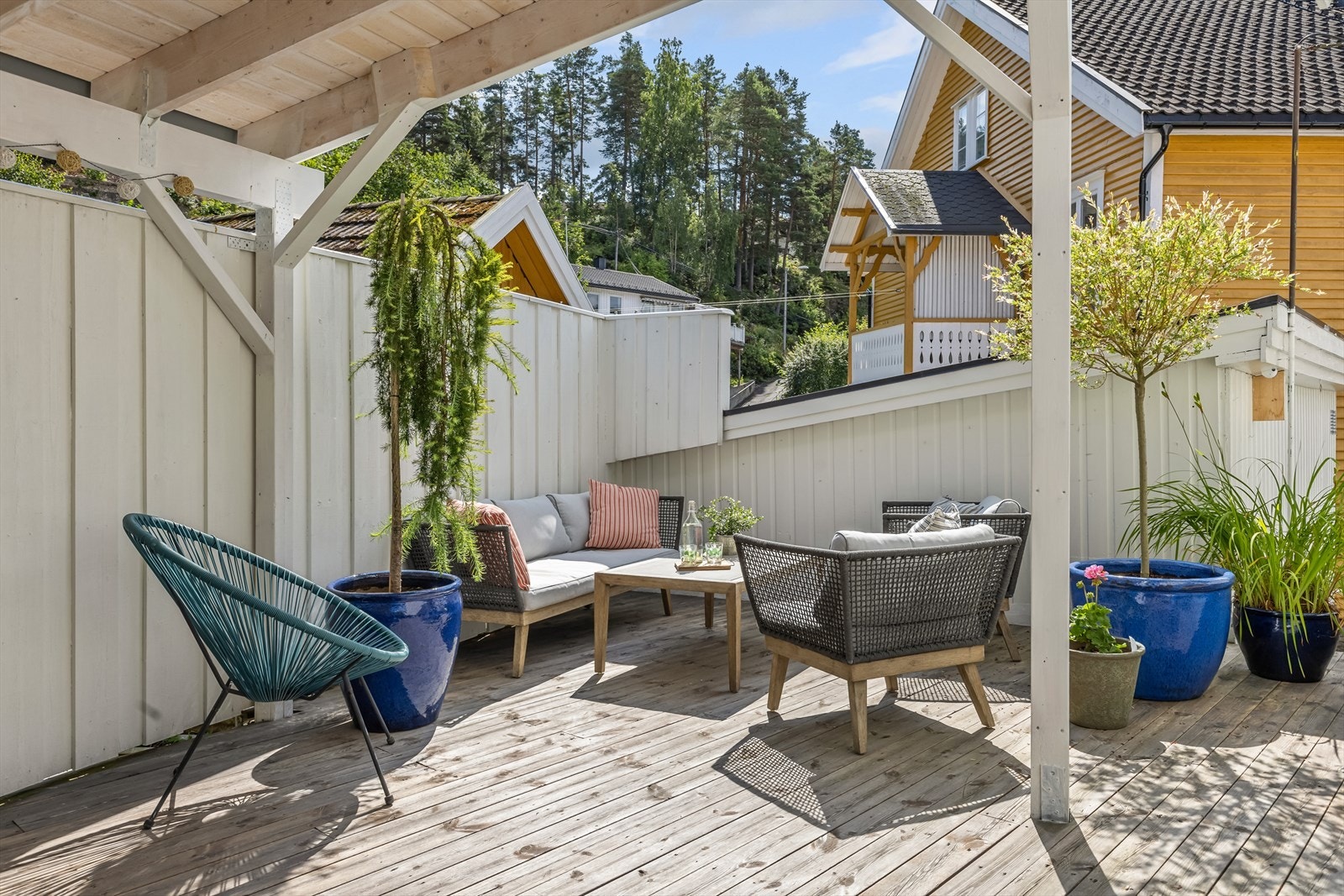 Flere hyggelige soner ute med plass til møblement Galleribilde