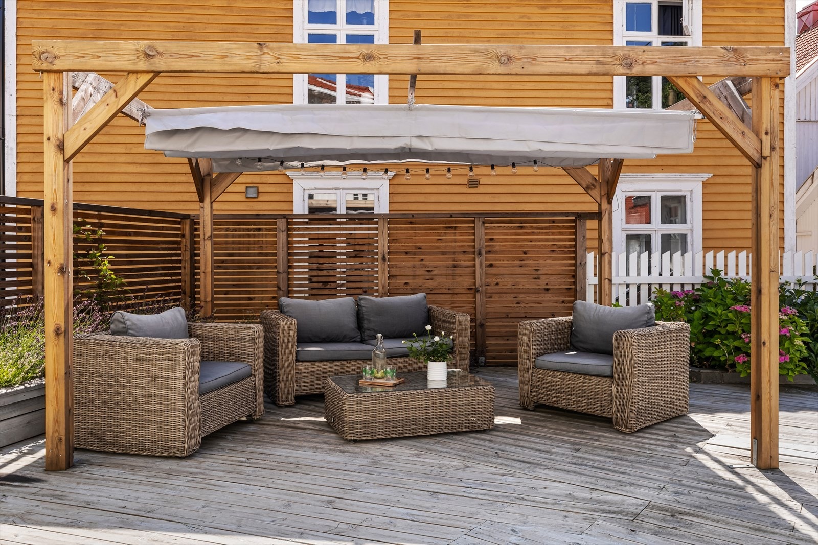 Romslig platting med pergola Galleribilde