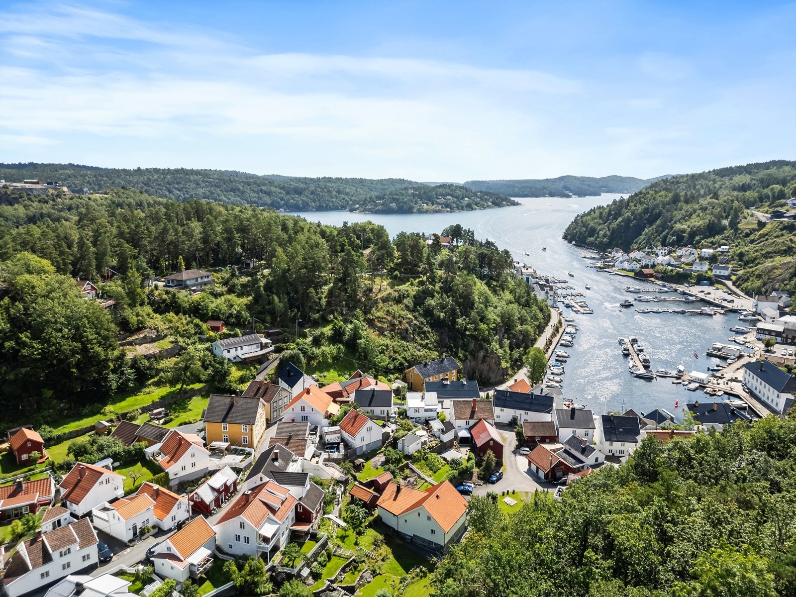 Dronebilde over Østerkleiv - kort vei til idyllisk skjærgård! Galleribilde