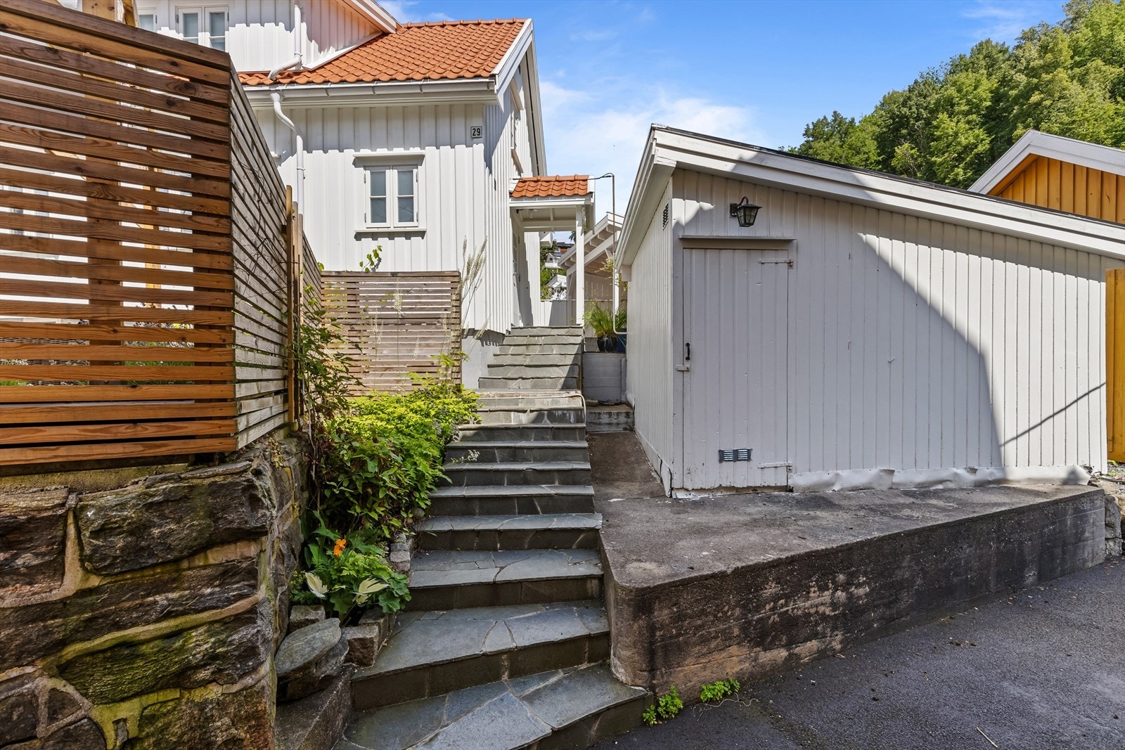 Det er en praktisk frittstående bod på eiendommen med lagringsplass Galleribilde