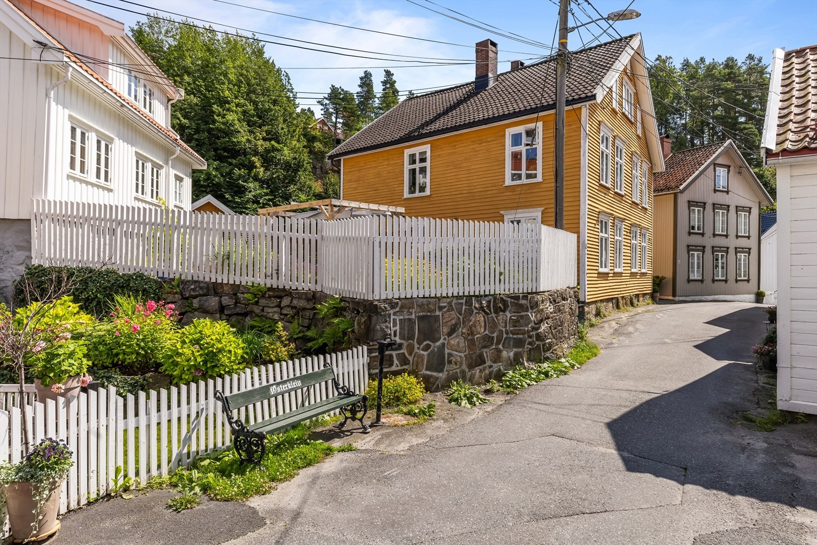 Østerkleiv er en svært hyggelig, smal enveiskjørt gate midt i Tvedestrand sentrum Galleribilde