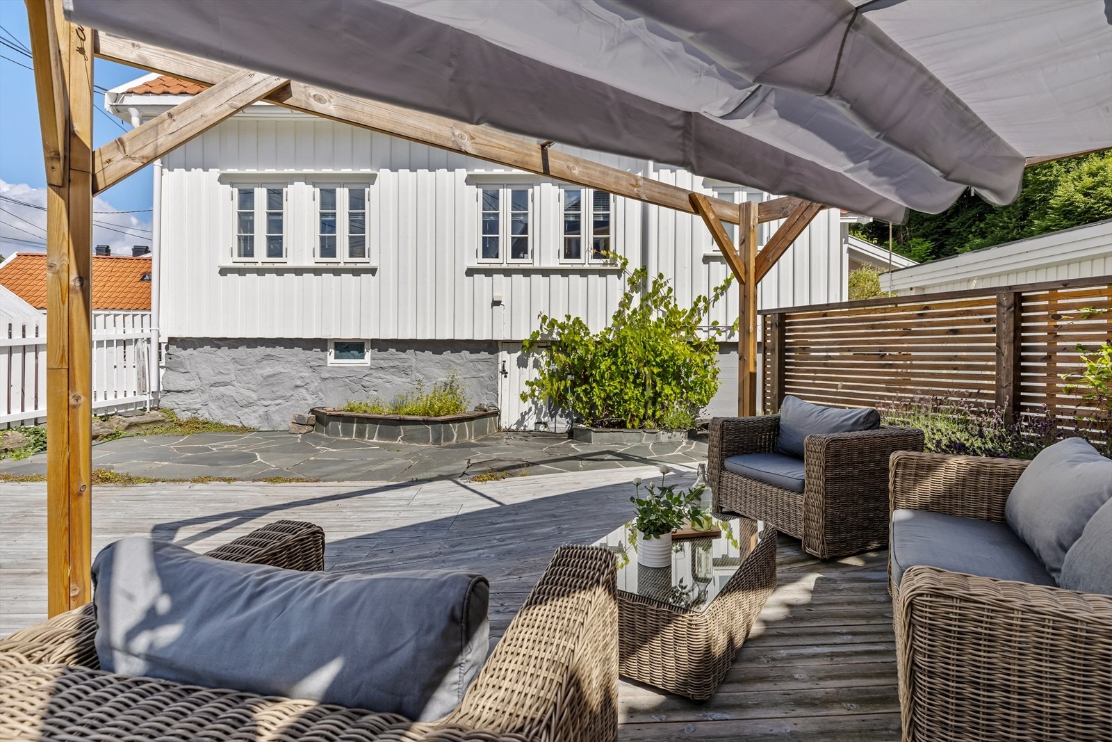 Romslige og hyggelige uteområder rundt boligen, flere fine soner for sittegrupper Galleribilde