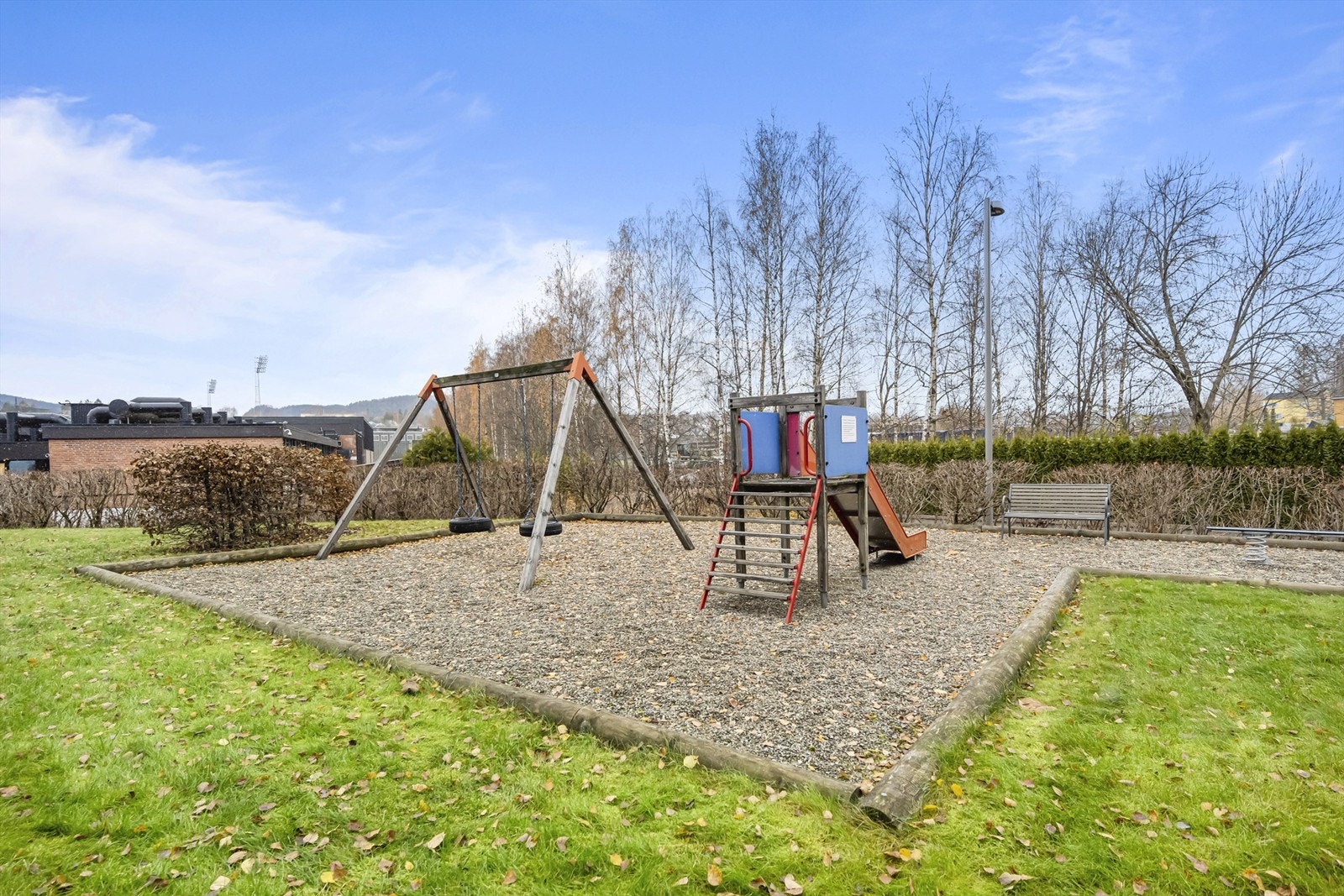 Rekkehusleiligheten er plassert i en bakgård mot rolige omgivelser. Godt skjermet fra støy. Fellesområde med lekeplass for de små. Galleribilde