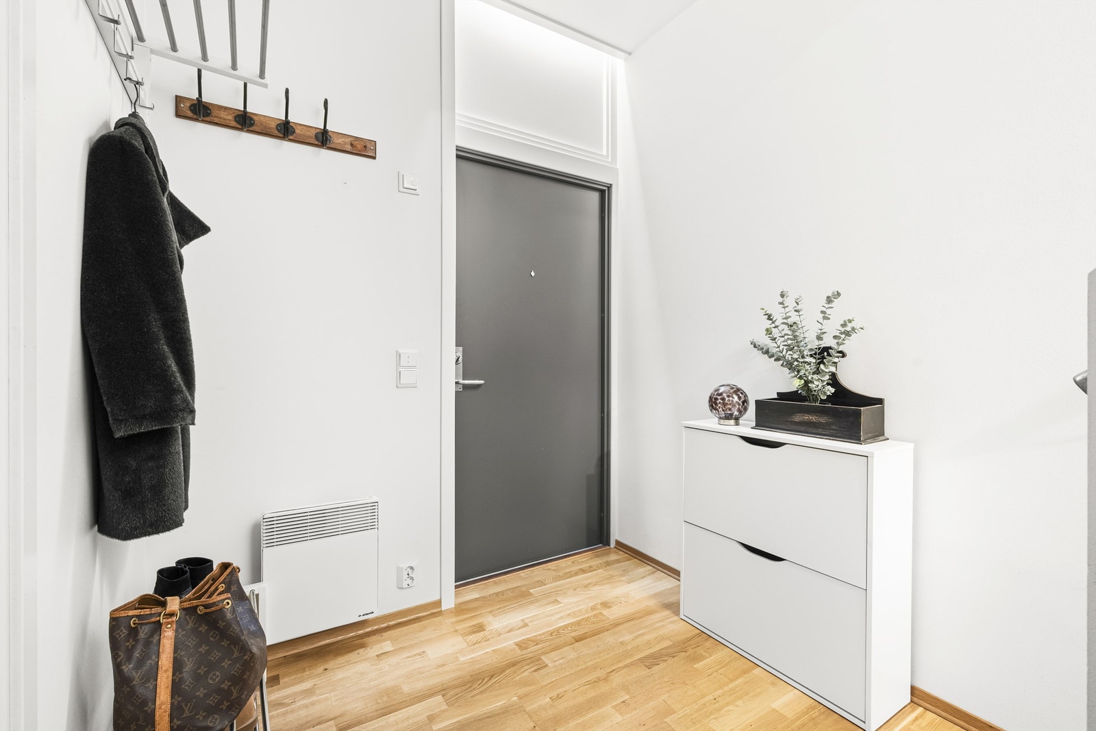 I entré er det mulighet for praktiske løsninger for lagring av sko og jakker. Galleribilde
