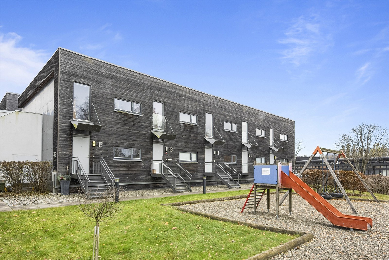 Det er umiddelbar nærhet til alt av ønskelige fasiliteter som T-banebuss, butikkersenter, idrettsanlegg, turområder samt skole- og barnehagetilbud. Galleribilde