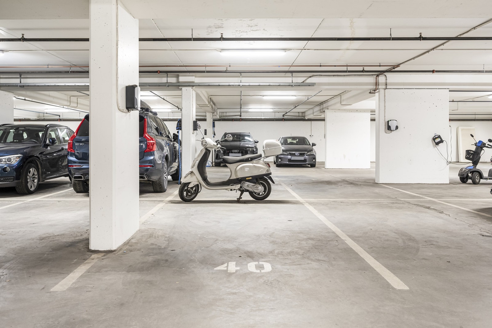 Boligen har eksklusiv bruksrett på 1 garasjeplass. El-bil lader er installert og klar til bruk. Galleribilde