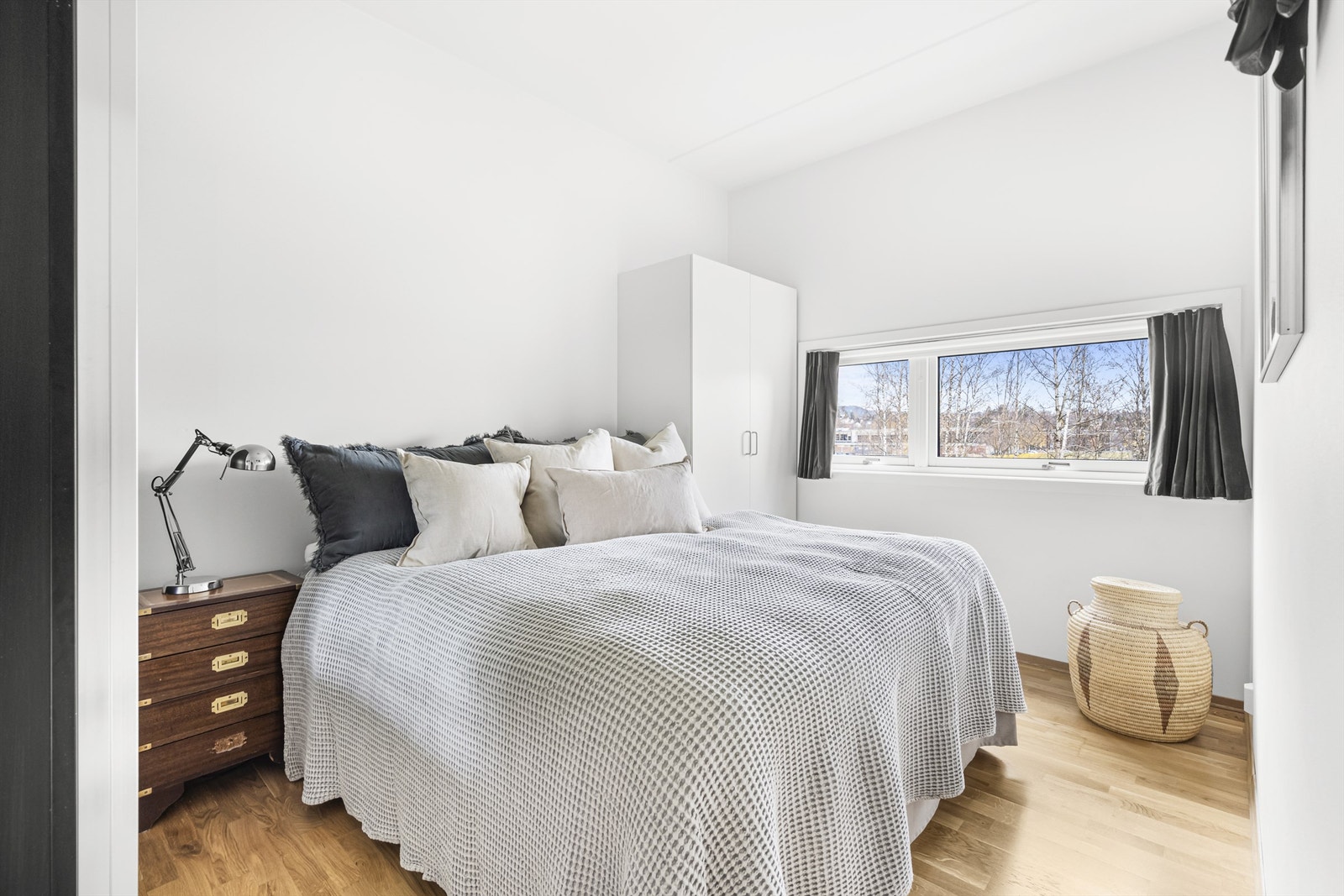 Romslig hovedsoverom med praktisk skyvedørsgarderobe. Galleribilde