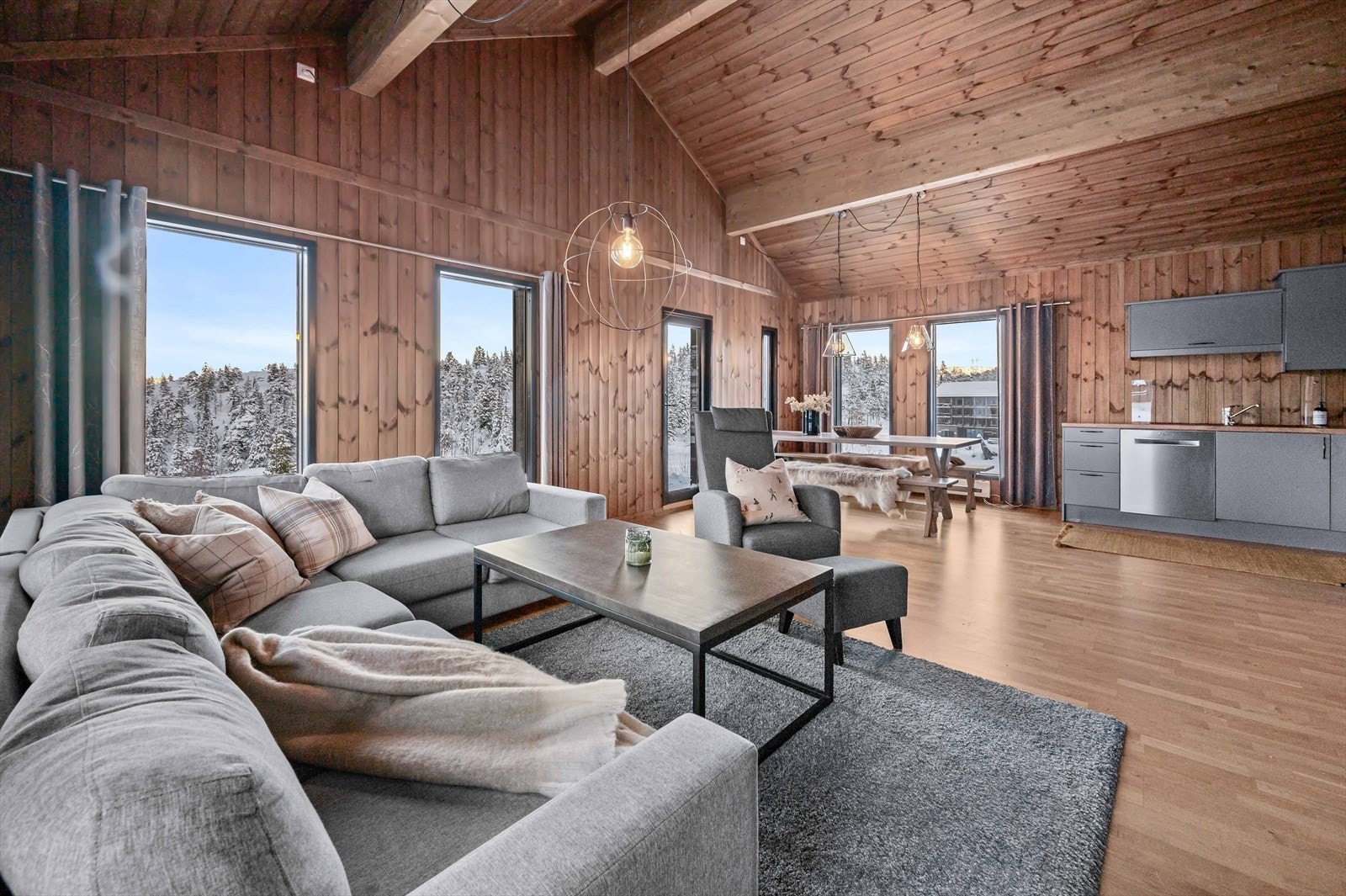 Stort og sosialt oppholdsrom med åpen stue/kjøkkenløsning. God plass for stor sofagruppe og spisebord. Galleribilde