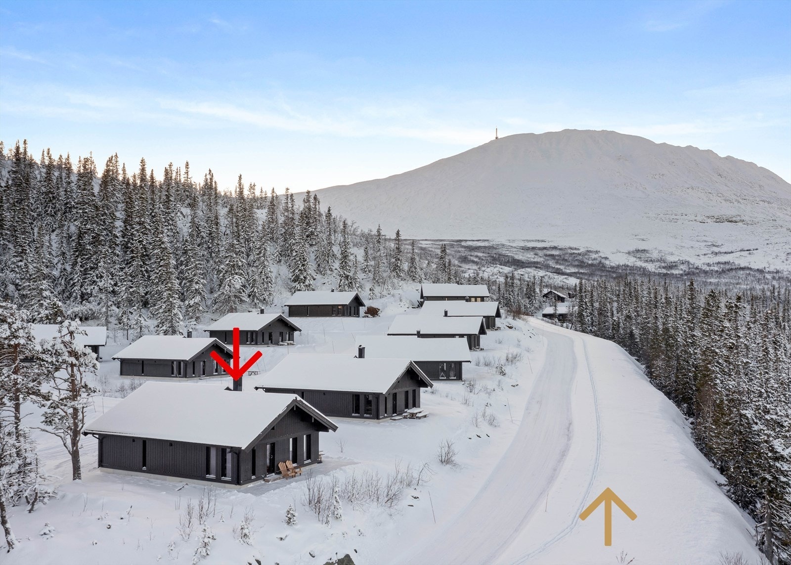 God beliggenhet rett ved alpinbakken og langrennsløypene. Også god utsikt mot Gaustatoppen. Rød pil markerer hytta. Gull pil markerer alpinbakke (tilbringerbakke). Galleribilde