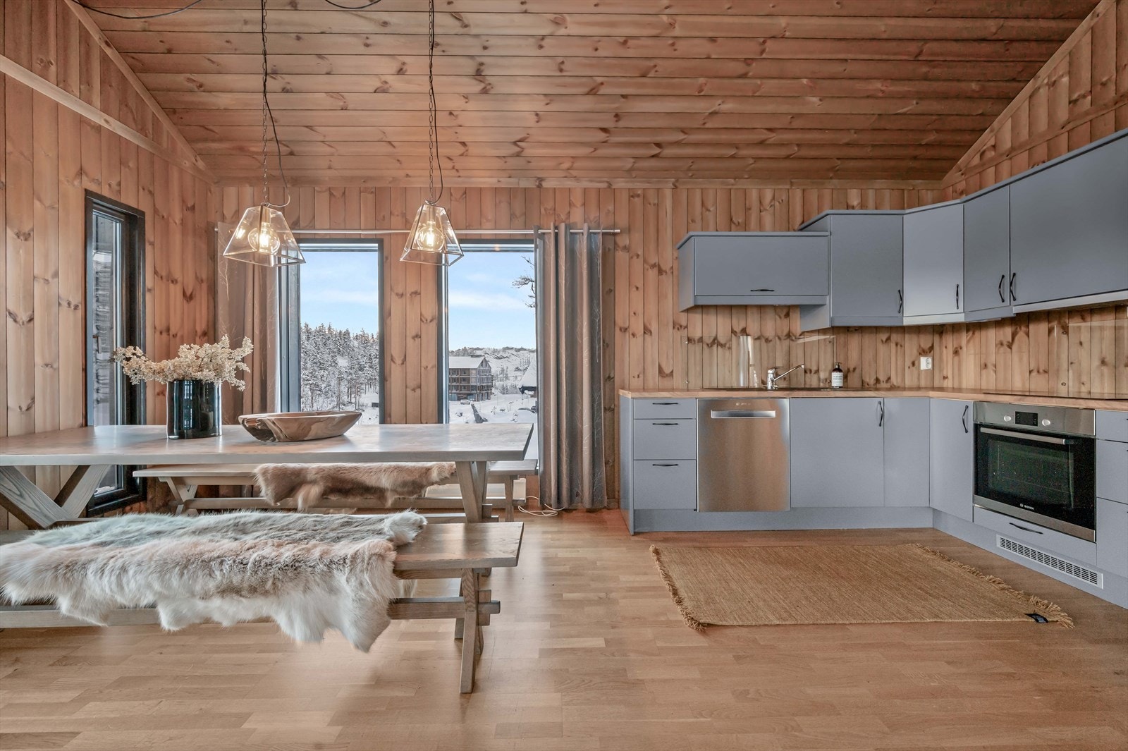 Ta kontakt med Hans Pettersson tlf. +46 70 962 50 09, Joachim Lindhjem tlf. 94 15 81 44 eller Mathias Ørnes tlf 98 82 78 41 for å avtale visning. Galleribilde