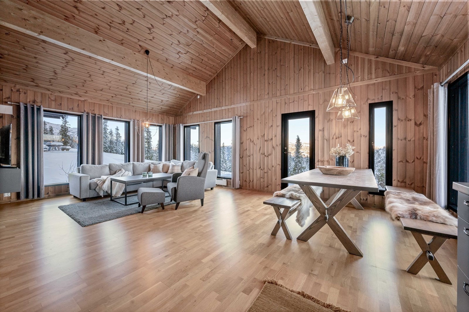 Generøs takhøyde som gir hytten en luftig følelse. Store vinfusflater. Galleribilde