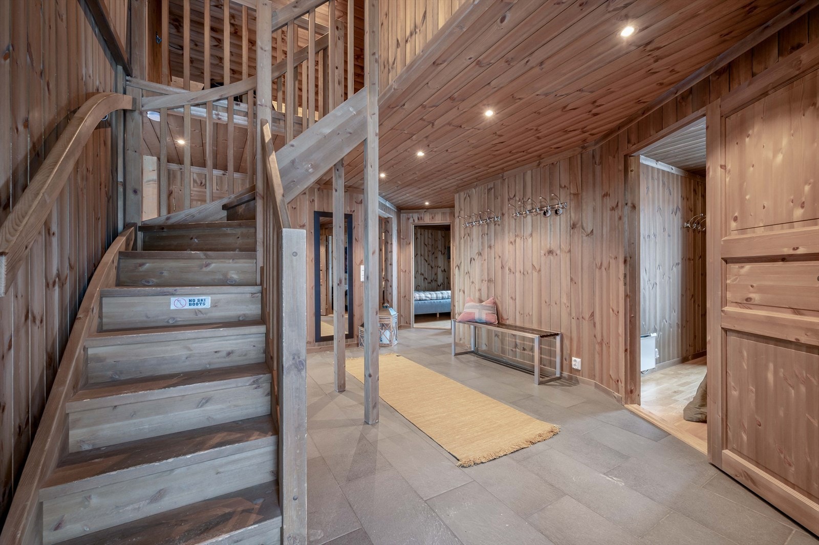 Innbyende entré. Til venstre for trappen er det et separat toalettrom. Galleribilde