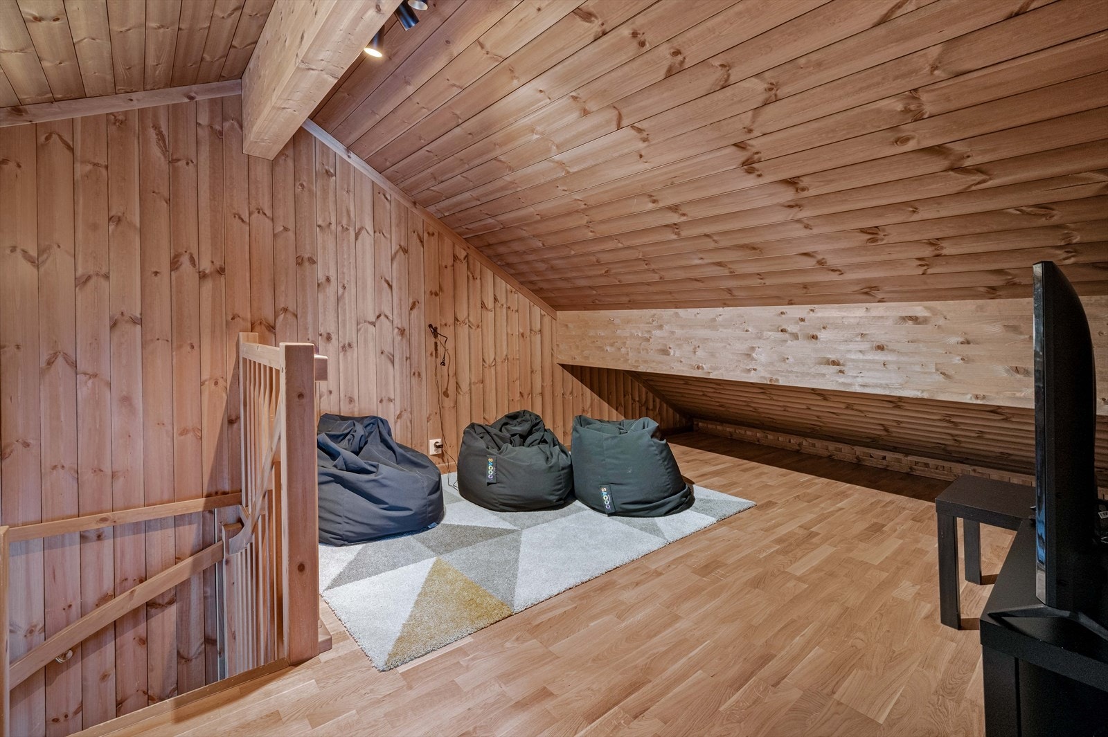 Loftsstuen - Fin loftsstue med god plass for sofaseksjon og tv. Takhøyden er på det høyeste ca 1,90 (informasjon fra byggetegninger). Galleribilde