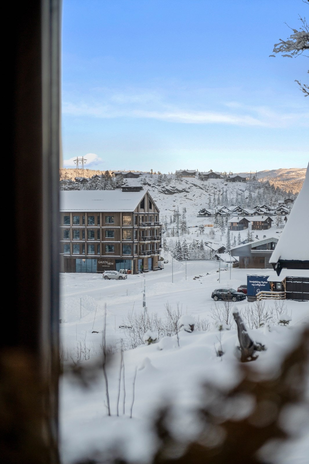 Utsikt fra stue/kjøkken. Her ser vi rett ut mot skiløype og slalombakken samt noen av fjellets mange spisesteder! Galleribilde