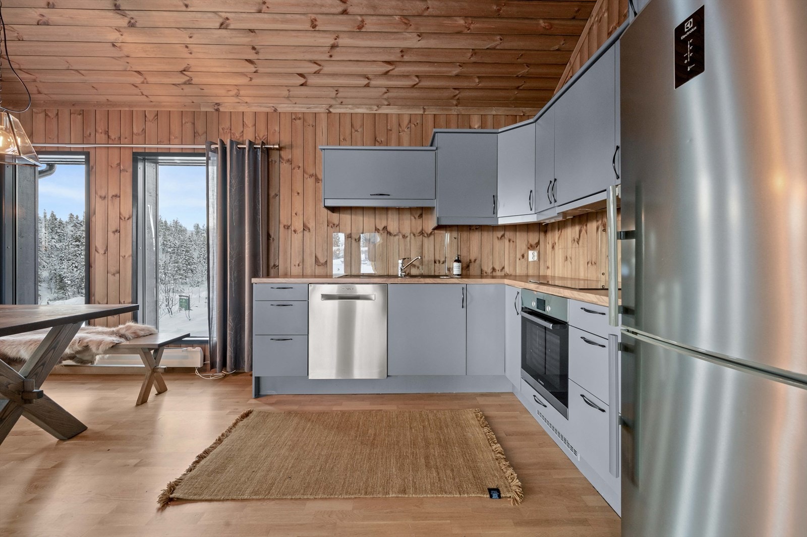 Kjøkkeninnredning fra Aubo i grå utførelse med laminat benkeplate. Integrerte hvitevarer. Galleribilde