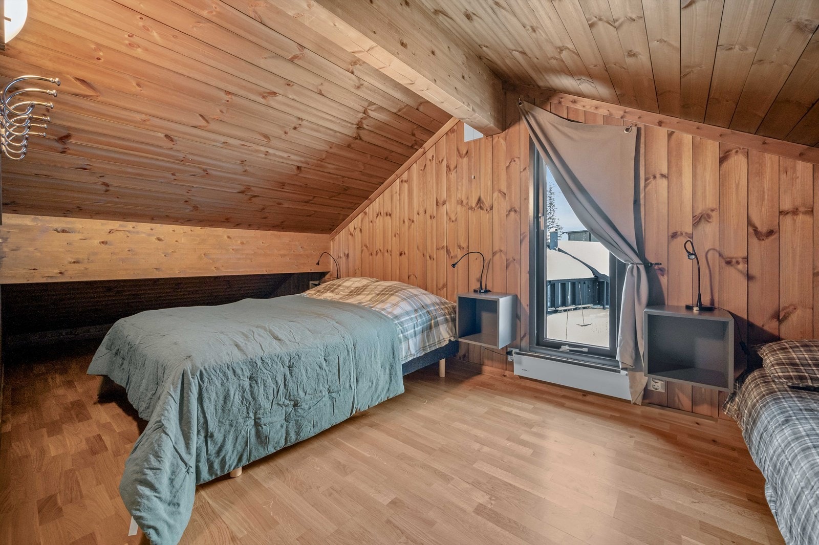 Soverom nr 4. Romslig soverom i loftsetasjen. Godt med oppbevaringsplass. Galleribilde