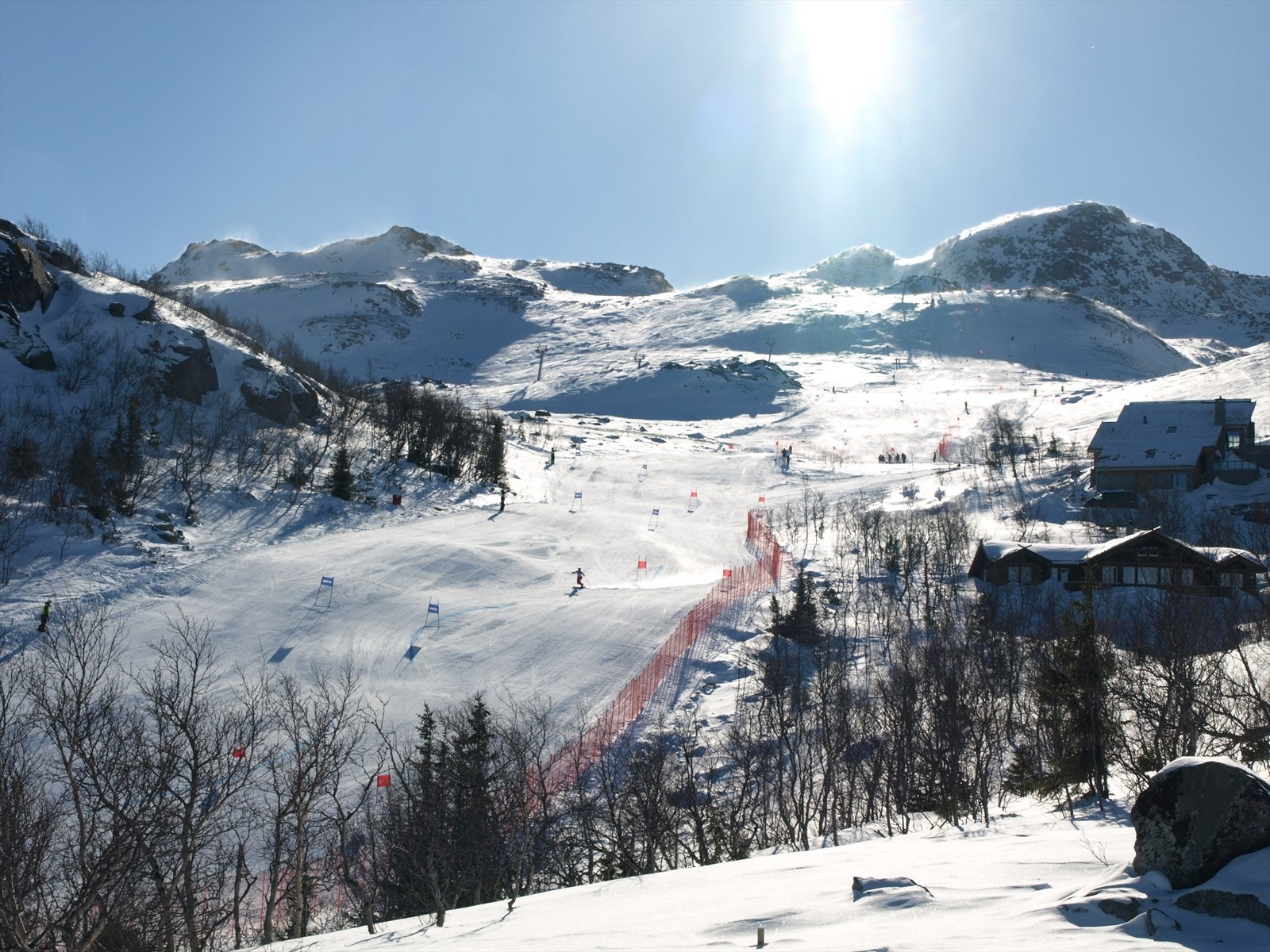 Nærområdet | Alpinbakkene ned mot Bygget og stolheisen i Gaustatoppen Naturpark Galleribilde