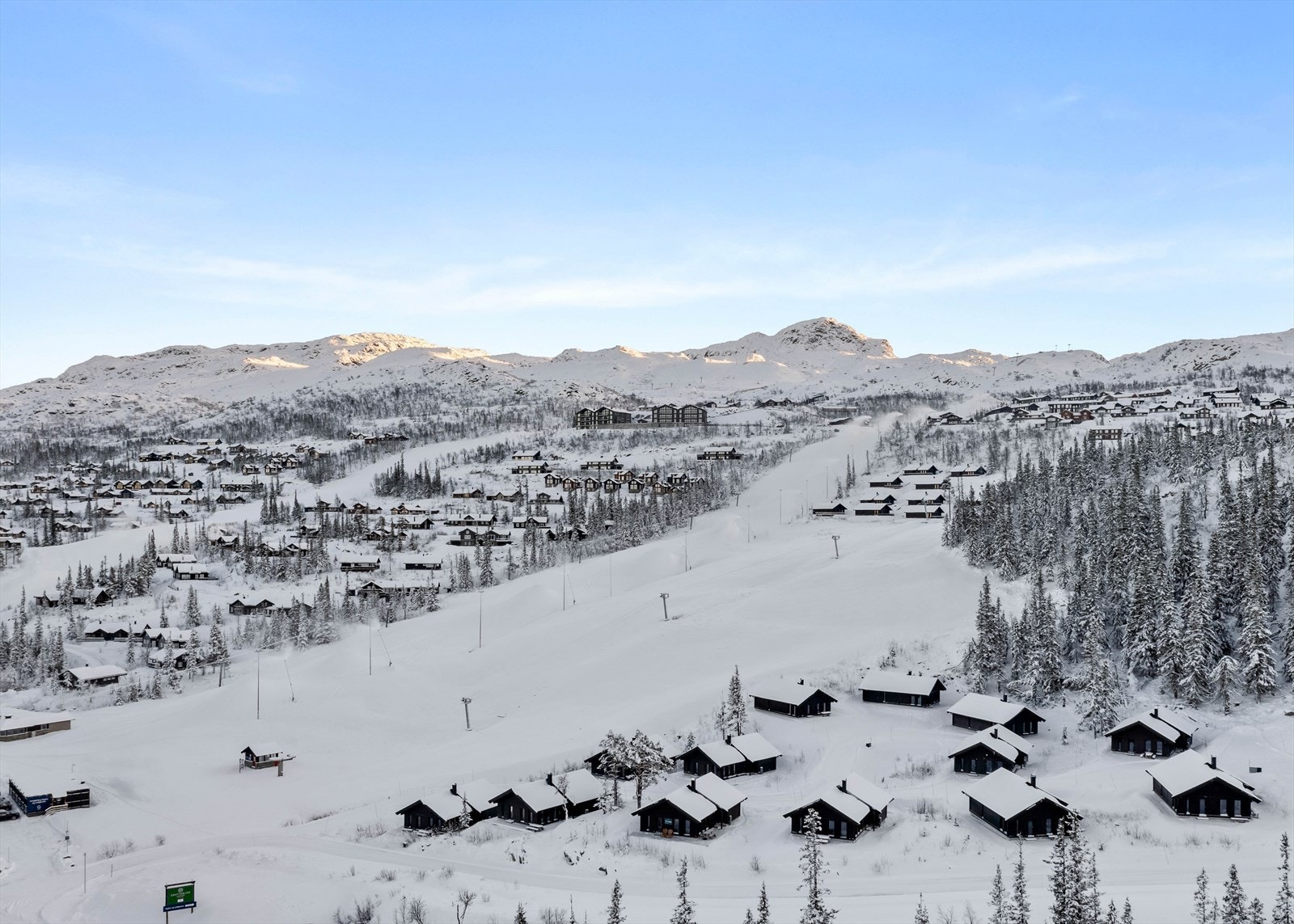 Hedderstun er et mindre hyttefelt på 16 hytter. Feltet har ikke noe gjennomfartstrafikk og umiddelbar nærhet til skianlegget. Barnebakken er nærmeste bakke så her er det enkelt å sende barna ut i bakken fra morgen av. Galleribilde
