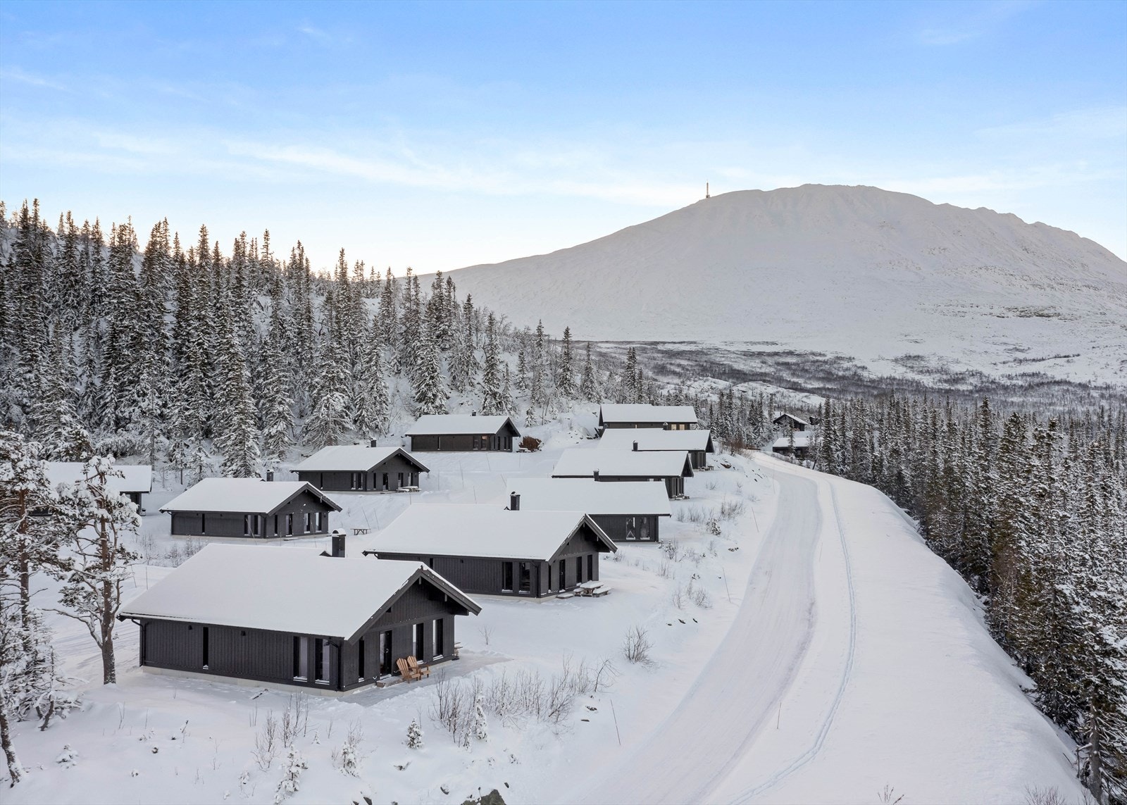 Velkommen til Fyrieggvegen 9! Lekker hytte som er oppført i 2016. Hytta går over to plan bestående av 4 soverom, stue, kjøkken, 1,5 bad, badstue og teknisk rom. Hytta ligger fantastisk til midt i bakken, med Gaustatoppen ruvende i bakgrunnen. Galleribilde