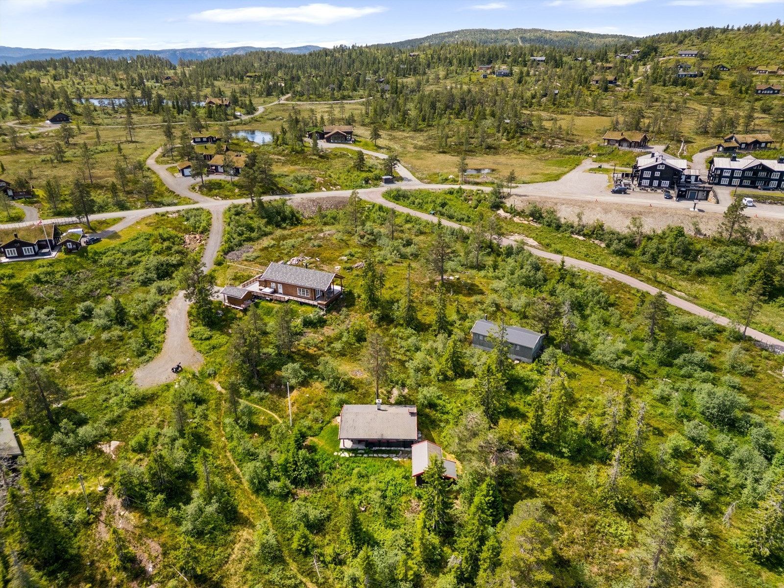 Parkering forekommer på parkeringsplass som ligger ca. 20-30 meter ifra hytta. Galleribilde