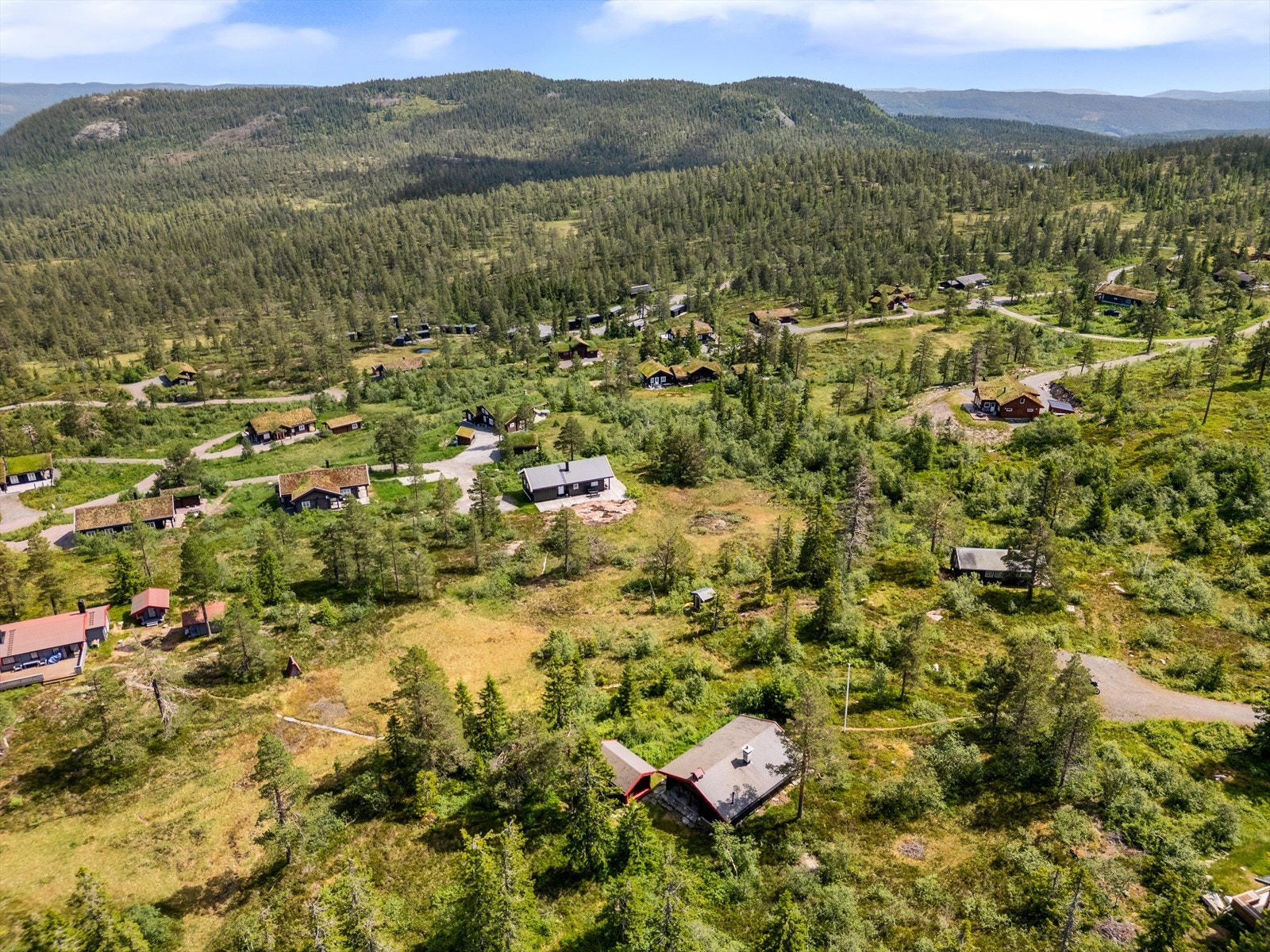 Fra hytta er det nærhet til variert turterreng hele året, samt milevis av preparerte skiløyper og fantastiske turmuligheter til fots. Skiløypene er kun 95 meter unna hytta. Galleribilde