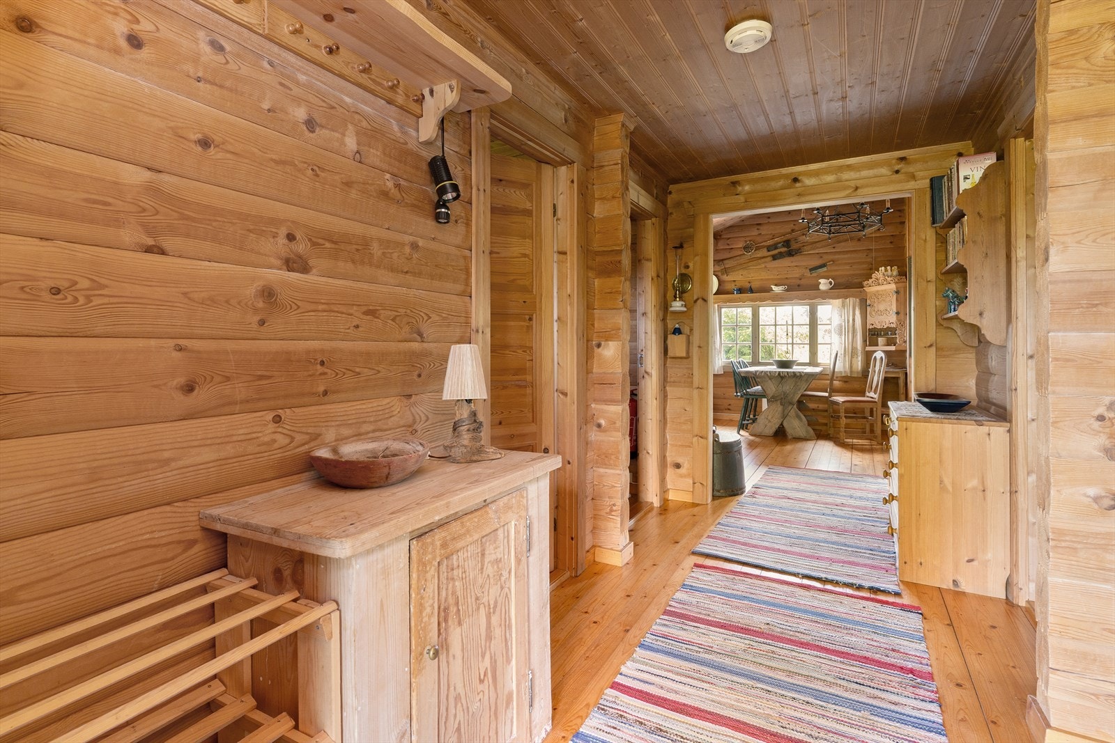 Her er det god plass til å henge fra seg yttertøy og sette fra seg sko. Galleribilde